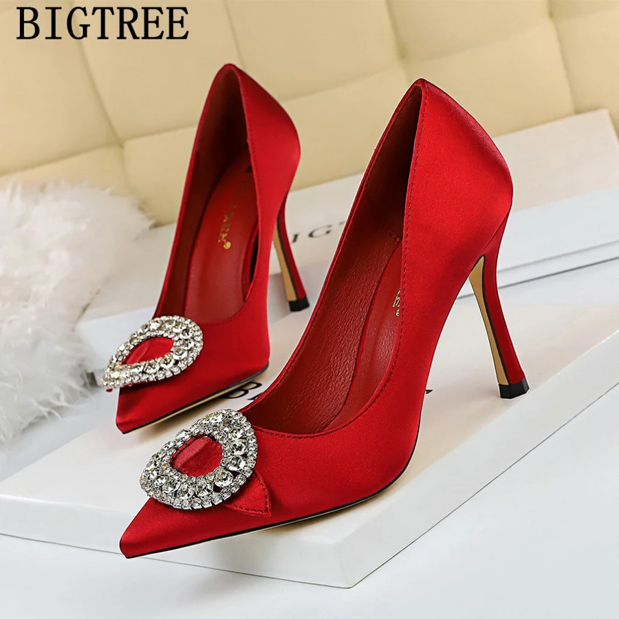 BIGTREE 2019 New Women Pointed Toe High Heel Shoes Woman Pumps Fashion Shallow Crystal Metal Buckle Silk Dress Party Shoes
BIGTREE 2019 New Women Pointed Toe High Heel Shoes Woman Pumps Fashion Shallow Crystal Metal Buckle Silk Dress Party Shoes