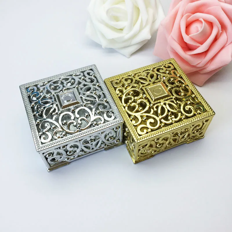 100pcs Luxury Golden Silver Square Hollow Out Plastic Candy Box Party Gift Favor Packaging Boxes Wedding Decoration ZA6133
100pcs Luxury Golden Silver Square Hollow Out Plastic Candy Box Party Gift Favor Packaging Boxes Wedding Decoration ZA6133