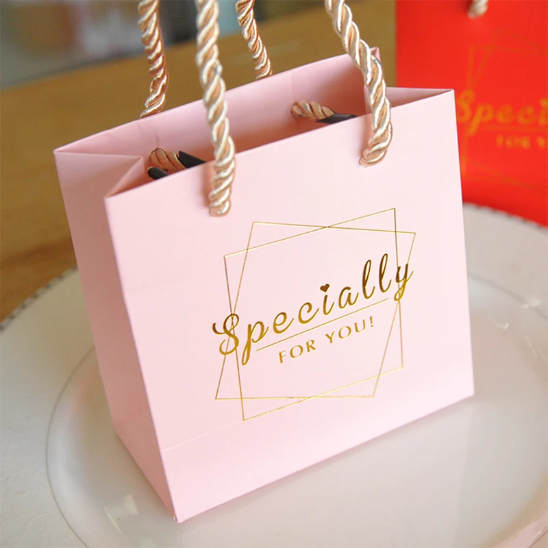 Free shipping50pcs Simple luxury handbag shaped with rope Wedding Birthday Guests Event party gold pink Candy Favor Boxes or bag
Free shipping50pcs Simple luxury handbag shaped with rope Wedding Birthday Guests Event party gold pink Candy Favor Boxes or bag