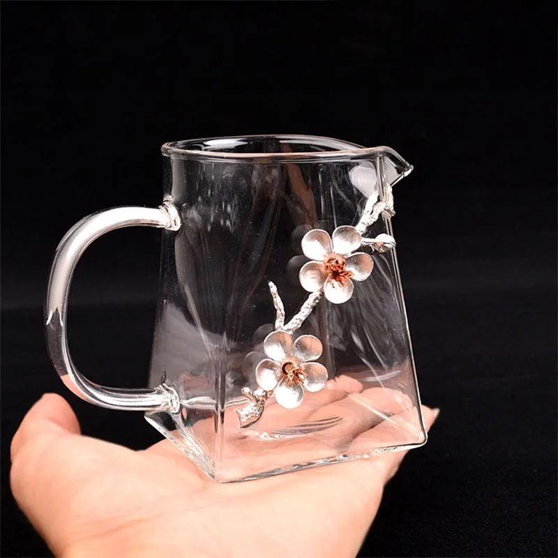 Creative Handmade Tin Plum Glass Fair Cup Transparent Heat Resistant Kung Fu Tea Set Accessories Handle Fair Cups Teacup Decor
Creative Handmade Tin Plum Glass Fair Cup Transparent Heat Resistant Kung Fu Tea Set Accessories Handle Fair Cups Teacup Decor
