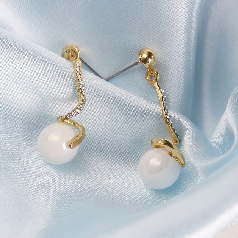 Twisting Spiral Crystal Metallic Band Connecting White Simulated Pearl Women Dangle Earrings Drop Earrings
Twisting Spiral Crystal Metallic Band Connecting White Simulated Pearl Women Dangle Earrings Drop Earrings