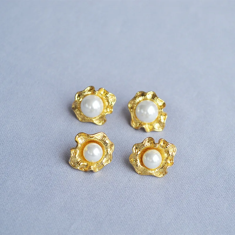 European and American original minority special-shaped flowers pearl Baroque fashionable ear nail earrings
European and American original minority special-shaped flowers pearl Baroque fashionable ear nail earrings