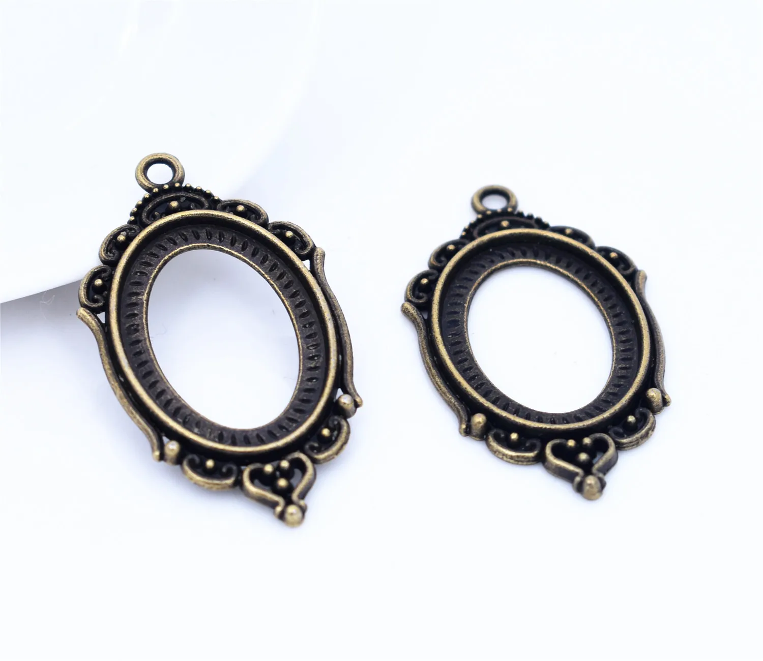 New Fashion 4pcs 18x25mm Inner Size Antique Bronze Plated Simple Style Cabochon Base Cameo Setting Charms Pendant-A4-25
New Fashion 4pcs 18x25mm Inner Size Antique Bronze Plated Simple Style Cabochon Base Cameo Setting Charms Pendant-A4-25
