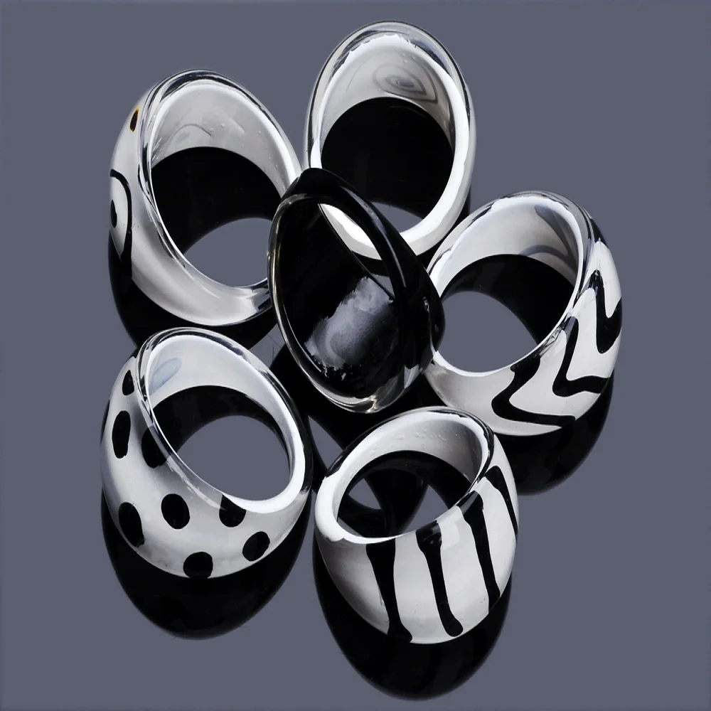 Черно белое керамическое эмалированное кольцо с чернильным рисунком символом