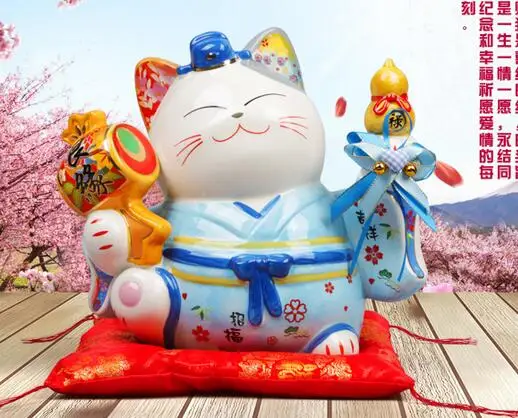 A Crafts Arts Home decoration Lucky Cat ornaments large Japanese ceramic piggy piggy bank opened light red fan Zhaocai creative
A Crafts Arts Home decoration Lucky Cat ornaments large Japanese ceramic piggy piggy bank opened light red fan Zhaocai creative