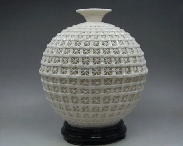 Exquisite Round Vintage Chinese Dehua Porcelain Handwork Hollow-out Auspicious Vase
Exquisite Round Vintage Chinese Dehua Porcelain Handwork Hollow-out Auspicious Vase