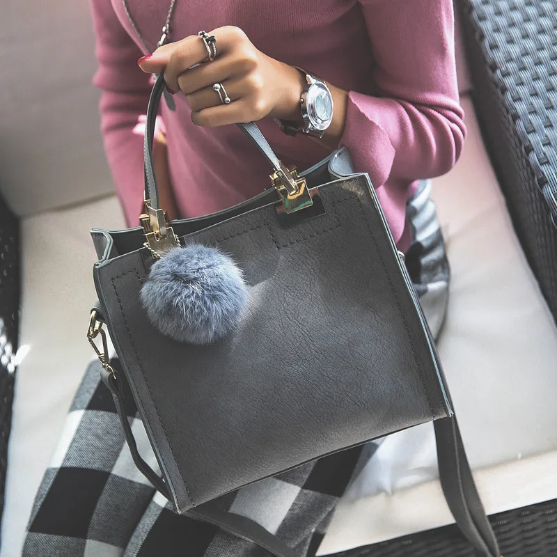 Hot sale handbag women casual tote bag female large shoulder messenger bags high quality PU leather handbag with fur ball bolsa
Hot sale handbag women casual tote bag female large shoulder messenger bags high quality PU leather handbag with fur ball bolsa