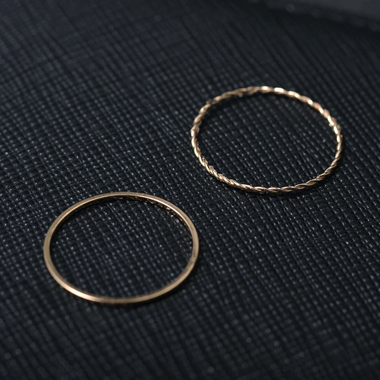 Двойные сверкающие и гладкие тонкие золотые кольца простые элегантные для