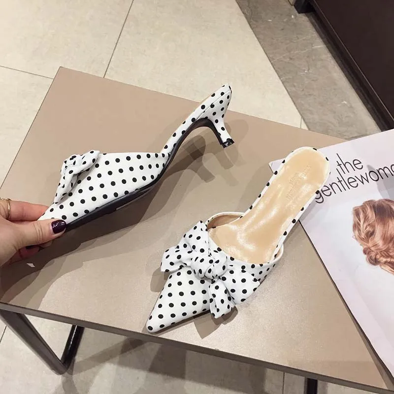 2019 Butterfly knot Heel Slippers Women Wave point Thin Heel Mules Ladies Close Toe Sandals Women Slides Pointed Toe Mules Women
2019 Butterfly knot Heel Slippers Women Wave point Thin Heel Mules Ladies Close Toe Sandals Women Slides Pointed Toe Mules Women