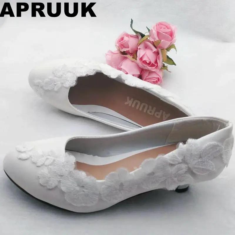 3CM heel 2018 newest design women wedding shoes small low heel classic white lace brides shoes lady party dress pumps shoe
3CM heel 2018 newest design women wedding shoes small low heel classic white lace brides shoes lady party dress pumps shoe