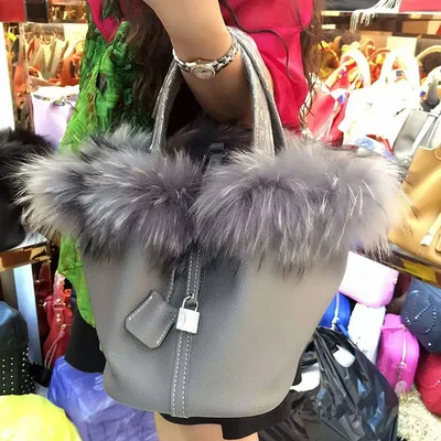 2017 Women Casual Tote Bag Shoulder Messenger Bag high quality Real Fox Fur Genuine leather Handbag With Fur Ball Women Handbag
2017 Women Casual Tote Bag Shoulder Messenger Bag high quality Real Fox Fur Genuine leather Handbag With Fur Ball Women Handbag