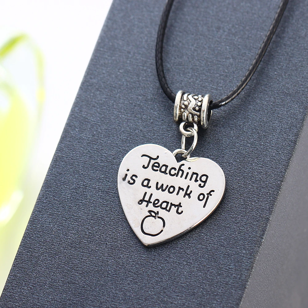 24PC/Lot Engraved Apple Teaching Is A Work Of Heart Pendant Necklace Teachers Leather Rope Jewelry School Party Xmas Collar Gift
24PC/Lot Engraved Apple Teaching Is A Work Of Heart Pendant Necklace Teachers Leather Rope Jewelry School Party Xmas Collar Gift
