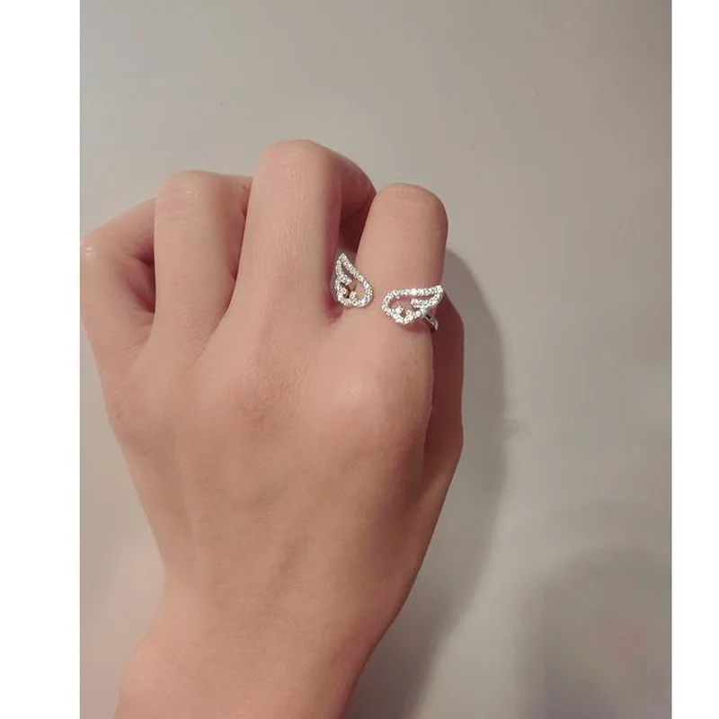 Женское кольцо с крыльями ангела регулируемое серебряного цвета микрозакрепкой