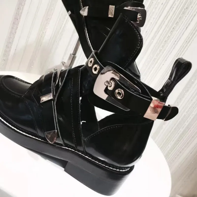 Brand Designer Women Hollow Out Ankle Boots Buckle Cow Genuine Leather Shoes High Top Block Heels Casual Motorcycle Boots
Brand Designer Women Hollow Out Ankle Boots Buckle Cow Genuine Leather Shoes High Top Block Heels Casual Motorcycle Boots
