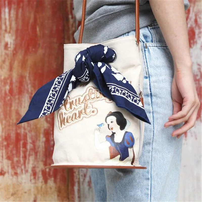 Lolita Style Princess Alice Snow White Embroidery Bucket Shoulder BAG Canvas Handbag Messenger Bag School Women Lady Bag
Lolita Style Princess Alice Snow White Embroidery Bucket Shoulder BAG Canvas Handbag Messenger Bag School Women Lady Bag