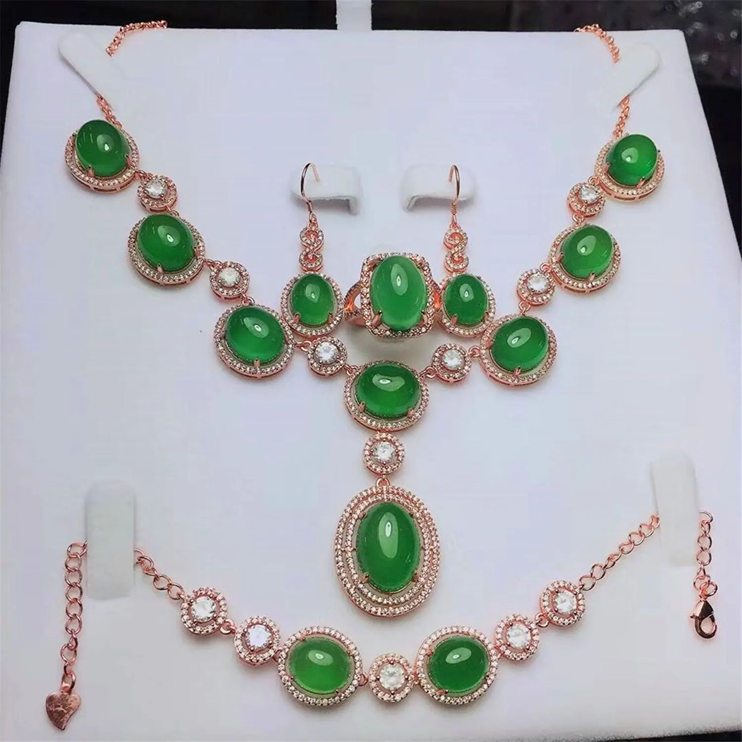 Koraba 4pcs 925 Sterling Silver Inlaid Natural Green Rose Gold Jade Chalcedony Pendant Necklace Bracelet Earrings Set
Koraba 4pcs 925 Sterling Silver Inlaid Natural Green Rose Gold Jade Chalcedony Pendant Necklace Bracelet Earrings Set