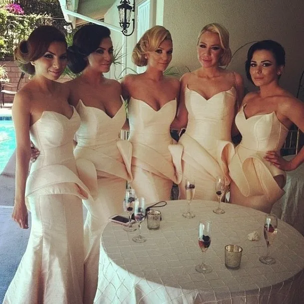 2019 Cheap Strapless Sweeetheart Peplum Sleeveless Ivory Mermaid Bridesmaid Dresses
2019 Cheap Strapless Sweeetheart Peplum Sleeveless Ivory Mermaid Bridesmaid Dresses