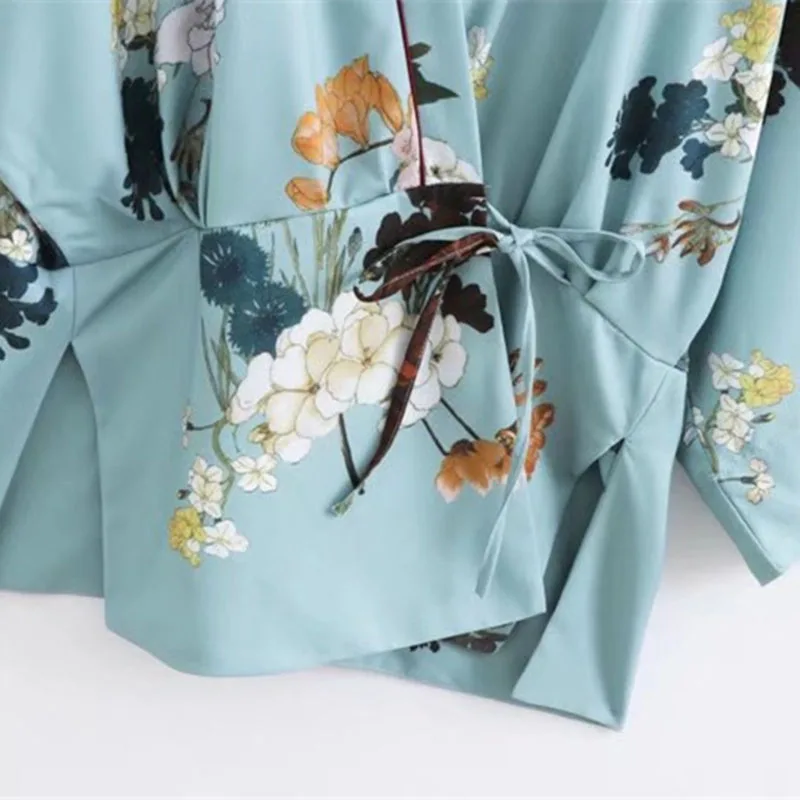 Women Kimono Yukata Coat V-Neck Floral Print Blue Japanese Style Outwear Retro Loose Jacket Summer Fashion Top 226-068
Women Kimono Yukata Coat V-Neck Floral Print Blue Japanese Style Outwear Retro Loose Jacket Summer Fashion Top 226-068