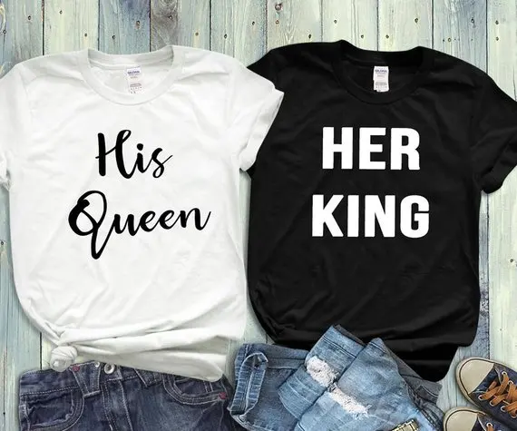 Футболка Sugarbaby с надписью His Queen Her King, подходящие футболки, свадебный подарок вечерние ринка, Подарок на годовщину, одежда для пар
Футболка Sugarbaby с надписью His Queen Her King, подходящие футболки, свадебный подарок вечерние ринка, Подарок на годовщину, одежда для пар