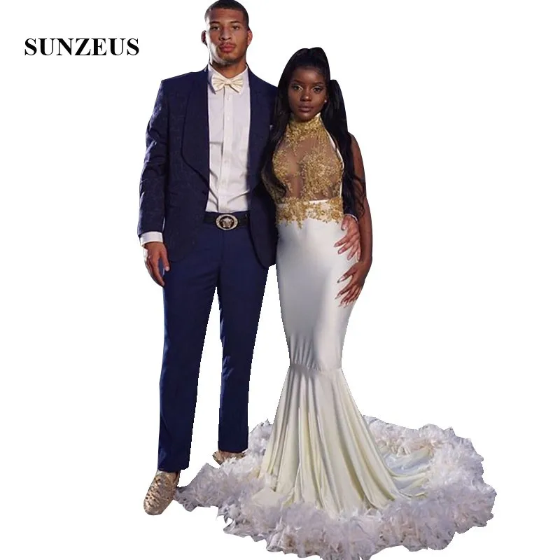 Feathers Sweep Train Prom Dresses Halter Neck Low Back Party Gowns Mermaid Long Ivory Forml Dress With Gold Appliques
Feathers Sweep Train Prom Dresses Halter Neck Low Back Party Gowns Mermaid Long Ivory Forml Dress With Gold Appliques