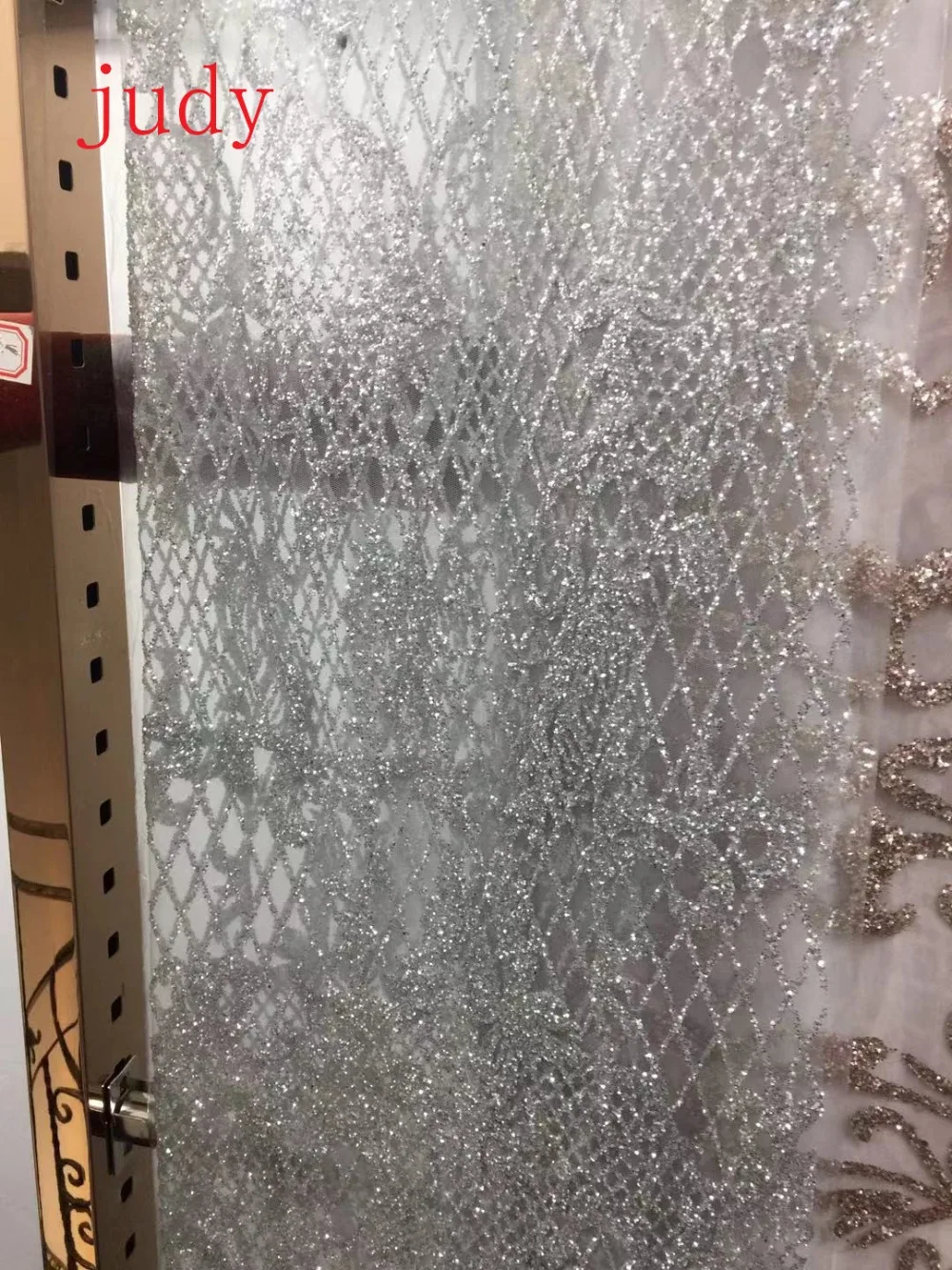 stock 5yards/bag Silver checked mesh flower glitter powder is used in wedding dress fashion Free shipping
stock 5yards/bag Silver checked mesh flower glitter powder is used in wedding dress fashion Free shipping