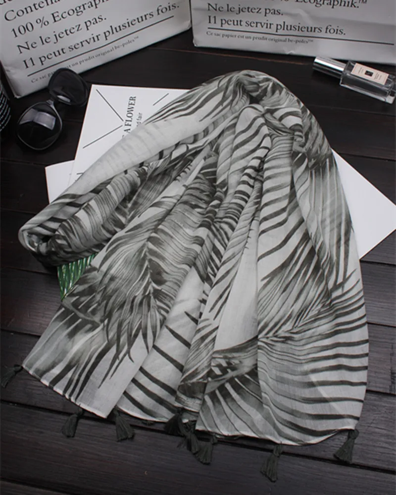 2018 new banana leaf pattern printed scarf women's long paragraph tassel ethnic style all-match sun shade holiday scarf shawl
2018 new banana leaf pattern printed scarf women's long paragraph tassel ethnic style all-match sun shade holiday scarf shawl