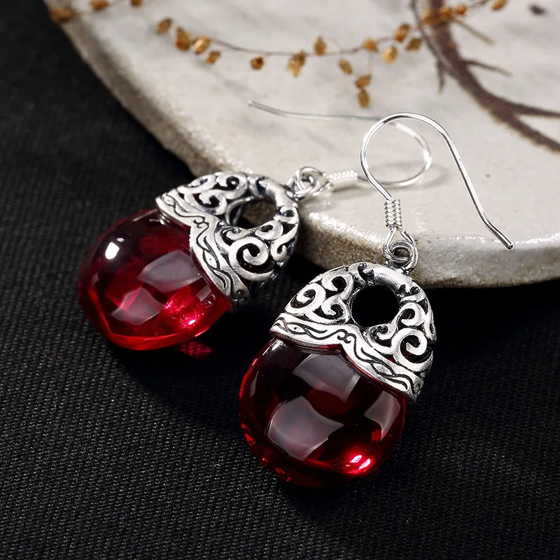 One LuYin S990 fine silver silver hollow out ms xiangyun retro high-grade chalcedony pomegranate red joker stud earrings
One LuYin S990 fine silver silver hollow out ms xiangyun retro high-grade chalcedony pomegranate red joker stud earrings