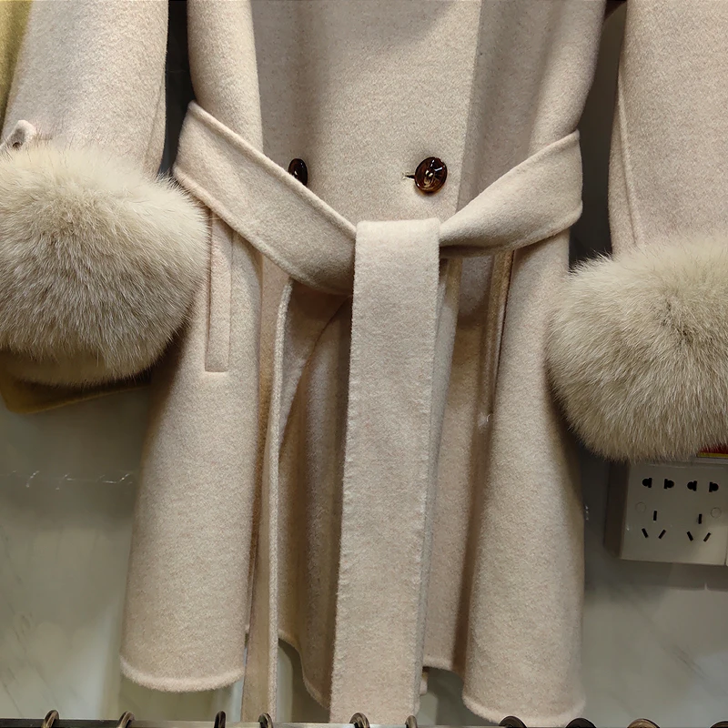 Fashion women Albaka fabric high quality woolen coat real Fox fur collar ladies warm coat winter girls elegant chic jackets
Fashion women Albaka fabric high quality woolen coat real Fox fur collar ladies warm coat winter girls elegant chic jackets