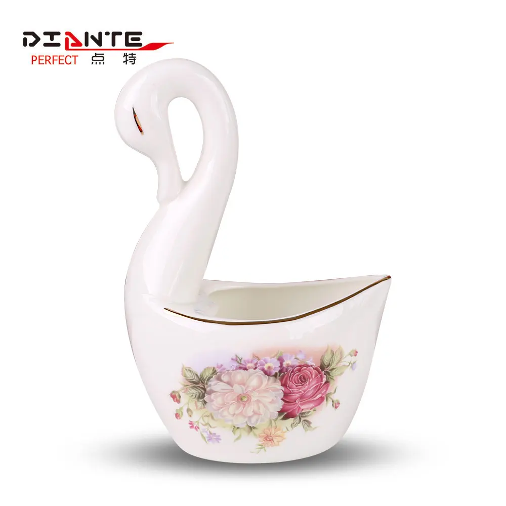Little Swan beautiful floral bone china tableware for placing a big spoon tableware is beautiful and practical
Little Swan beautiful floral bone china tableware for placing a big spoon tableware is beautiful and practical