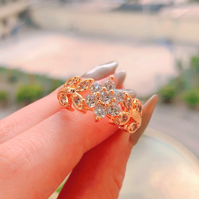 LOREDANA Ladies fashion gold leaf flower branch crystal ring, embellished with crystal suitable for parties and weddings
LOREDANA Ladies fashion gold leaf flower branch crystal ring, embellished with crystal suitable for parties and weddings