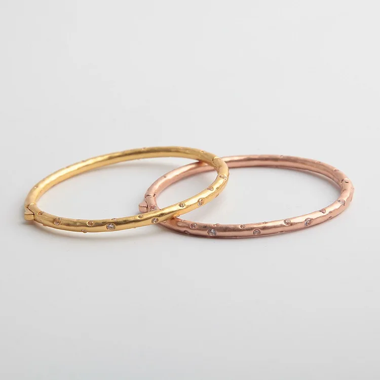 American Style Embedded with Sparkling Zircon Fine Styles Can Open Bracelets in Two Colors
American Style Embedded with Sparkling Zircon Fine Styles Can Open Bracelets in Two Colors