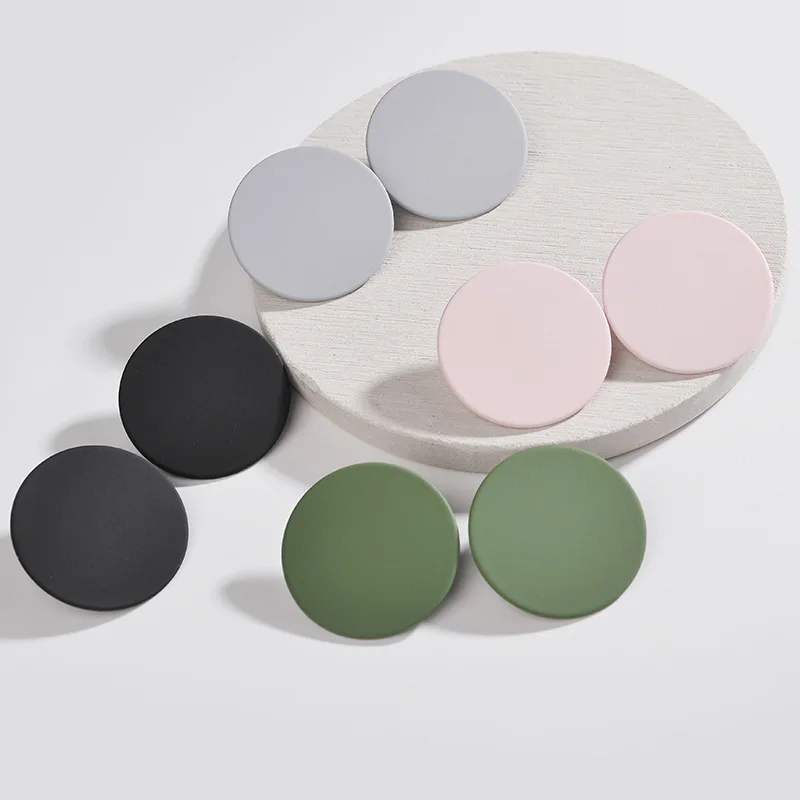 ZWPON 2020 Cute Large Paint Colored Round Stud Earrings for Women Fashion Geometric Circle Spray Earrings Jewelry Wholesale
ZWPON 2020 Cute Large Paint Colored Round Stud Earrings for Women Fashion Geometric Circle Spray Earrings Jewelry Wholesale