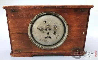 In the cultural revolution, the clock and alarm clock, Chairman Mao's quotations, solid wood frame goods, can walk around
In the cultural revolution, the clock and alarm clock, Chairman Mao's quotations, solid wood frame goods, can walk around