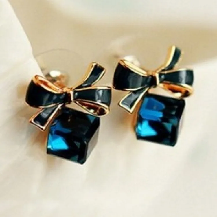 Austria Exquisite Crystal Blue Water Cube Box Cube Stone Bow Couple Earrings Jewelry Wholesale Earrings For Women Oorbellen
Austria Exquisite Crystal Blue Water Cube Box Cube Stone Bow Couple Earrings Jewelry Wholesale Earrings For Women Oorbellen