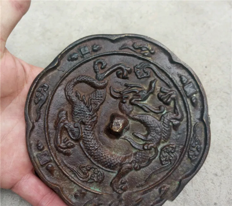 Antique Miscellaneous Antique Bronze Ornaments Auspicious Crafts Dragon Bronze Mirror Town House Evil Classic Film Props
Antique Miscellaneous Antique Bronze Ornaments Auspicious Crafts Dragon Bronze Mirror Town House Evil Classic Film Props