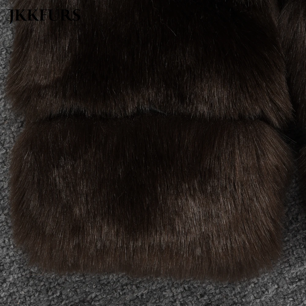 2021 New Women's Faux Fur Coat Short Furry High Quality Fake Fur Winter Warm Luxury Outerwear Autumn Casual Party Overcoat S8400
2021 New Women's Faux Fur Coat Short Furry High Quality Fake Fur Winter Warm Luxury Outerwear Autumn Casual Party Overcoat S8400