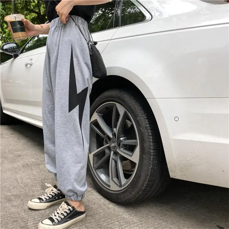 Для женщин в Корейском стиле панк Chic Harajuku Ulzzang свободные Lightning узор Высокая Талия сиял шаровары штаны Ins милые Винтаж брюк
Для женщин в Корейском стиле панк Chic Harajuku Ulzzang свободные Lightning узор Высокая Талия сиял шаровары штаны Ins милые Винтаж брюк