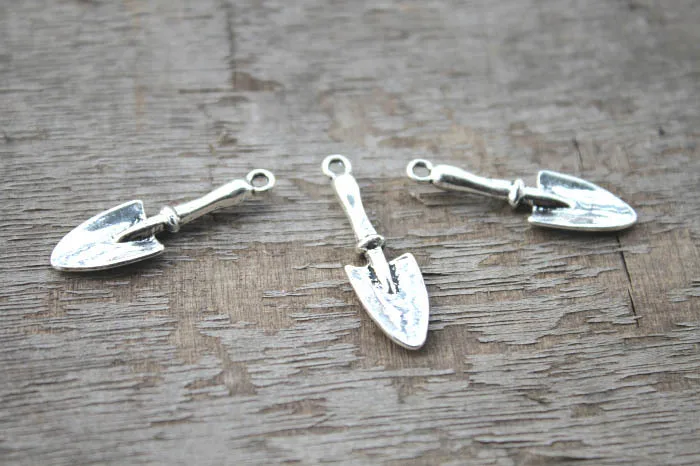 15pcs Trowel Shovel Charms Gardening Tools Pendants Antiqued Silver Double Sided 3D 9 x 22 mm
15pcs Trowel Shovel Charms Gardening Tools Pendants Antiqued Silver Double Sided 3D 9 x 22 mm