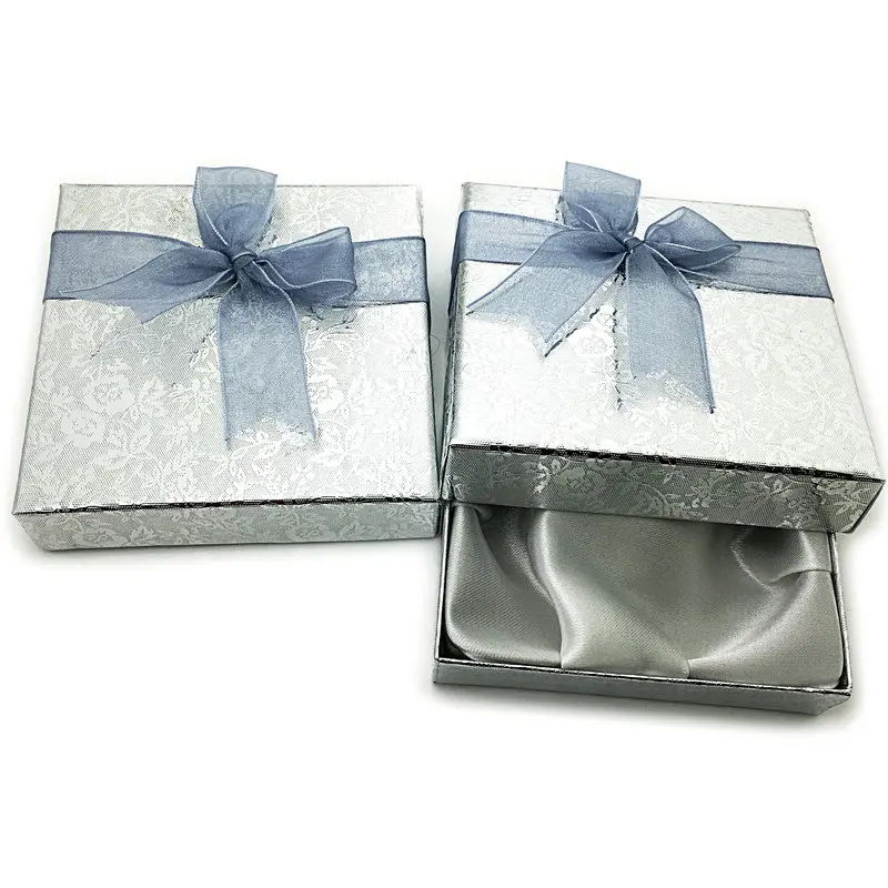 18Pcs Silver Printed Bow Bracelet Box High-grade Jewelry Storage Display Box 90x90 x30mm FE042801
18Pcs Silver Printed Bow Bracelet Box High-grade Jewelry Storage Display Box 90x90 x30mm FE042801