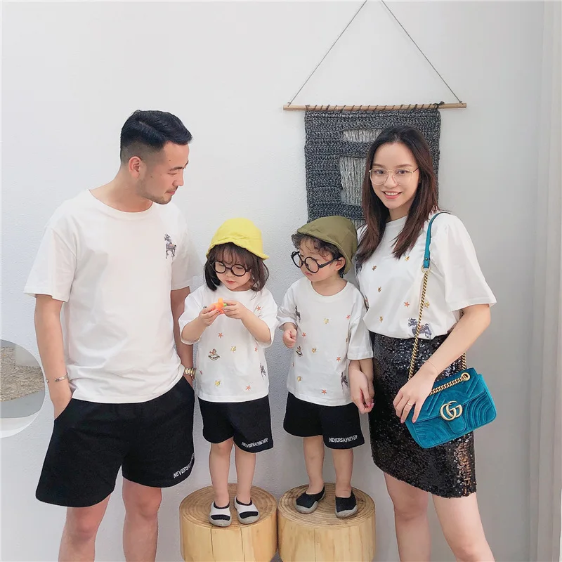 2019 Summer T-Shirt Family Matching Outfits Dad Mother Son Daughter 100%Cotton TShirt Sequin Embroidery Family Look Cute Clothes
2019 Summer T-Shirt Family Matching Outfits Dad Mother Son Daughter 100%Cotton TShirt Sequin Embroidery Family Look Cute Clothes