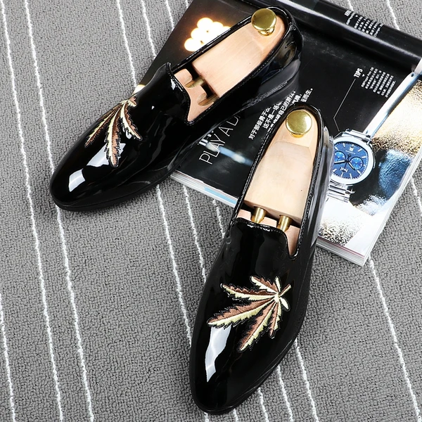 2017 Italy Black Patent Leather Men Dress Shoe Maple Leaf Embroided Plus Size Men Loafers Prom Flats Moccasin Zapatos Hombre
2017 Italy Black Patent Leather Men Dress Shoe Maple Leaf Embroided Plus Size Men Loafers Prom Flats Moccasin Zapatos Hombre