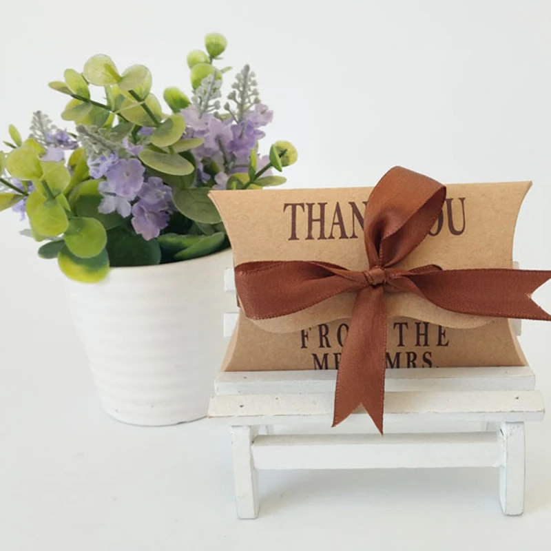 50pcs Retro Kraft Paper Pillow Shape Favor Candy Box Bag With Ribbon Wedding Favor Gift Boxes Birthday Party Favor Decoration
50pcs Retro Kraft Paper Pillow Shape Favor Candy Box Bag With Ribbon Wedding Favor Gift Boxes Birthday Party Favor Decoration
