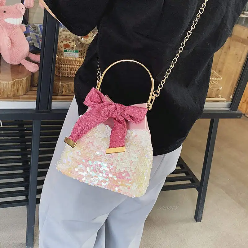 Bucket bag female 2020 wild Messenger bag texture sequins chain shoulder small Soft surface pumping Bucket bags mujer
Bucket bag female 2020 wild Messenger bag texture sequins chain shoulder small Soft surface pumping Bucket bags mujer