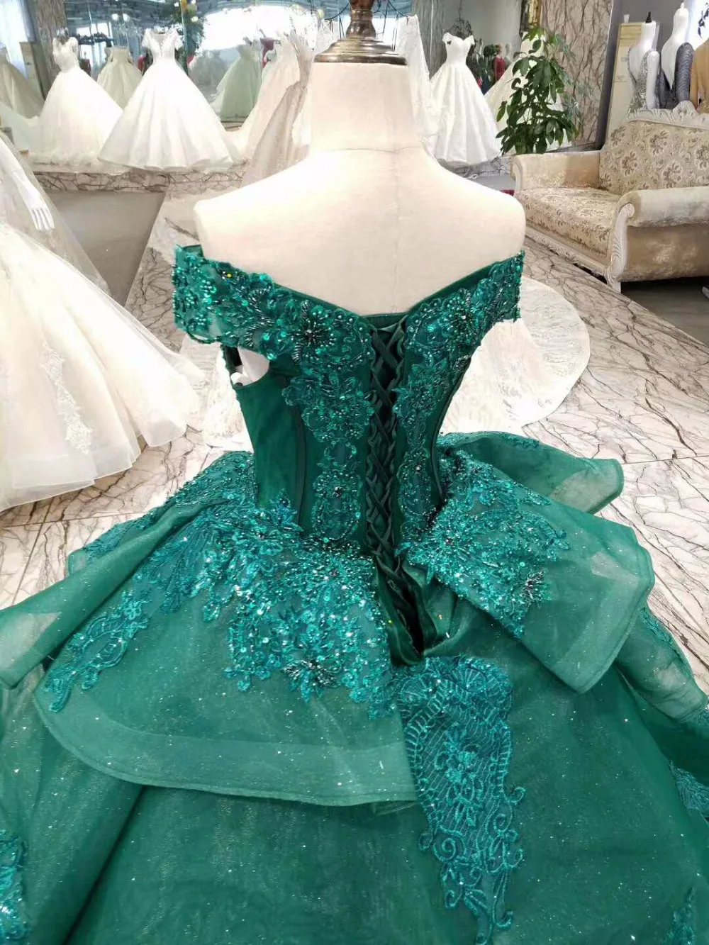 LSS006-1 emerald evening dress long lace flowers lace up back sexy v-neck ball gown green formal dress vestidos de festa longo
LSS006-1 emerald evening dress long lace flowers lace up back sexy v-neck ball gown green formal dress vestidos de festa longo