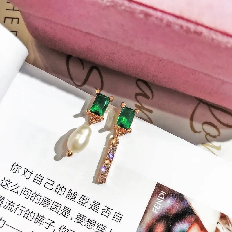 DREJEW Vintage Green Asymmetrical Rhinestone Statement Earrings Christmas 925 Alloy Drop Earrings for Women Wedding Jewelry 1441
DREJEW Vintage Green Asymmetrical Rhinestone Statement Earrings Christmas 925 Alloy Drop Earrings for Women Wedding Jewelry 1441