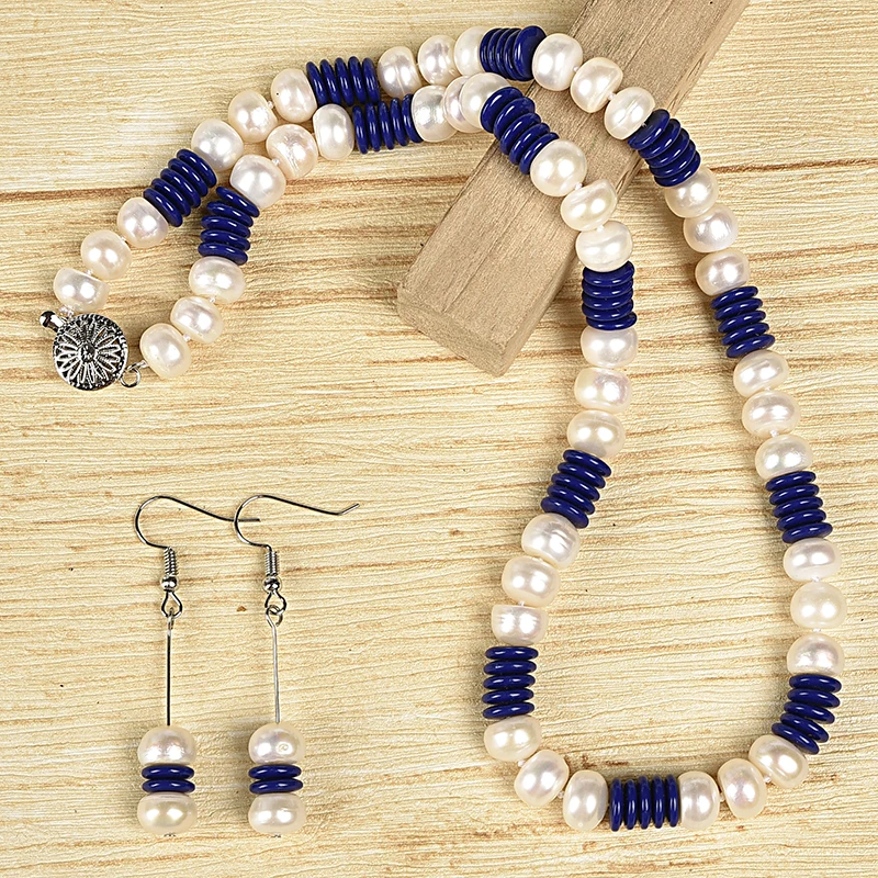 A round blue-and-white jewel Pearl or Resin necklace and Combination of two shapes and colors
A round blue-and-white jewel Pearl or Resin necklace and Combination of two shapes and colors