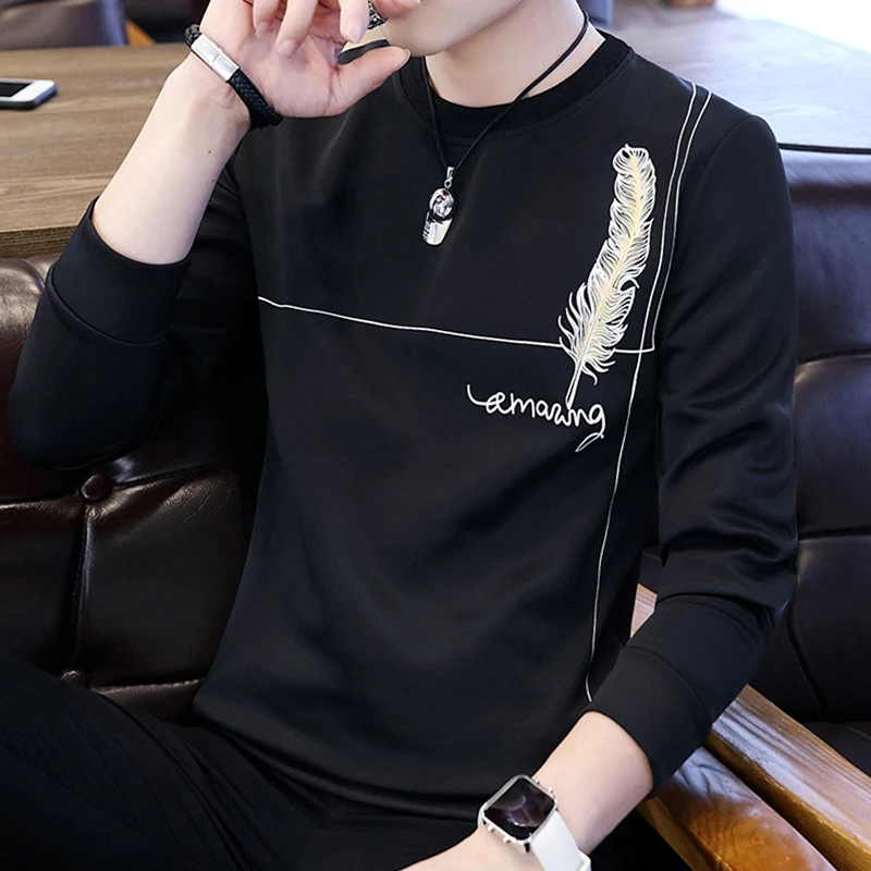 T-shirts, long sleeves for men, new warm tops in the fall 2019, casual autumn clothes.
T-shirts, long sleeves for men, new warm tops in the fall 2019, casual autumn clothes.