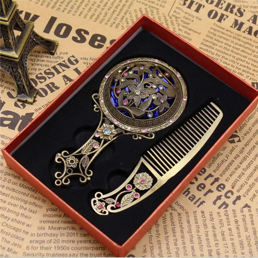 Classic Bronze color maquillaje espejo Retro crystal flower Metal Portable mirror comb set makeup mirror Vintage Cosmetic mirror
Classic Bronze color maquillaje espejo Retro crystal flower Metal Portable mirror comb set makeup mirror Vintage Cosmetic mirror