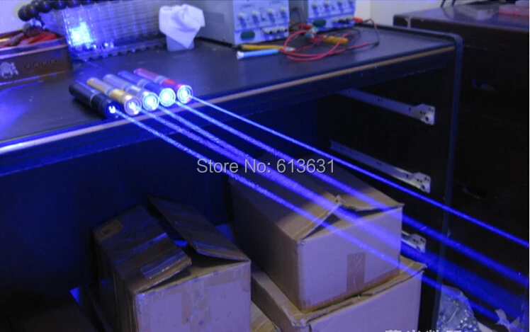 Adjustable 450nm 200000m High Power Blue Laser Pointer Pen Visible Beam burn paper/lit cigarette/burn dry wood+5 laser heads
Adjustable 450nm 200000m High Power Blue Laser Pointer Pen Visible Beam burn paper/lit cigarette/burn dry wood+5 laser heads