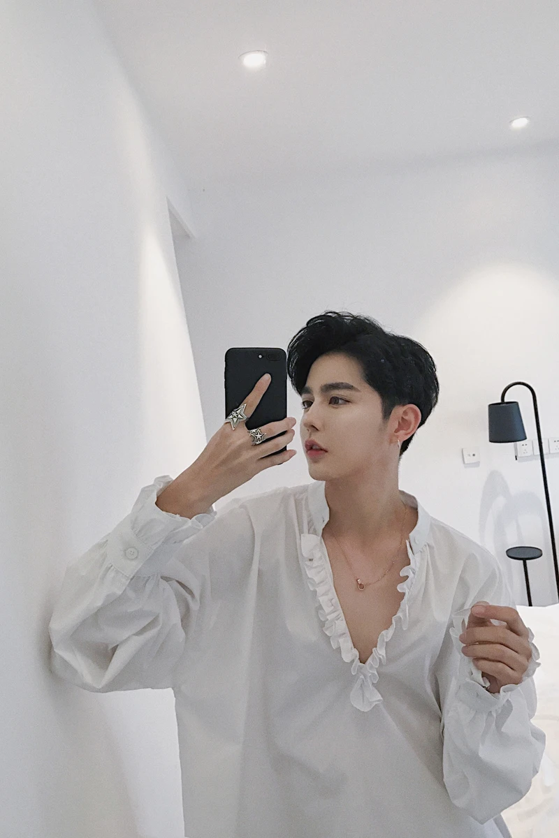 V-neck laciness long-sleeve shirt costumes male personality of the trend of the loose plus size men's clothing
V-neck laciness long-sleeve shirt costumes male personality of the trend of the loose plus size men's clothing